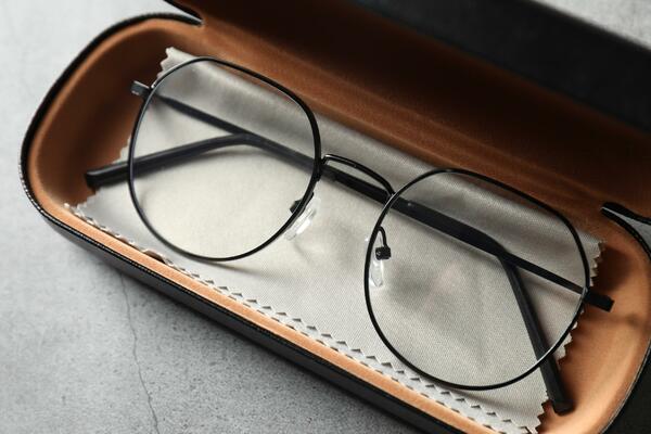 Kako pravilno njegovati naočare: Od čišćenja do zaštite