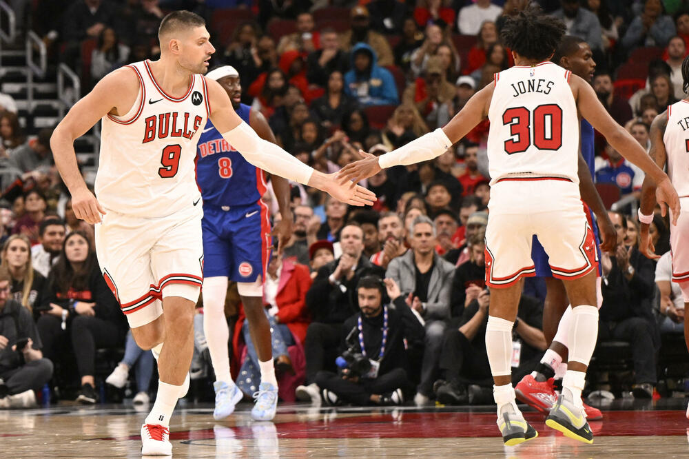 Vučević i Tre Džons tokom meča sa Pistonsima, Foto: Reuters