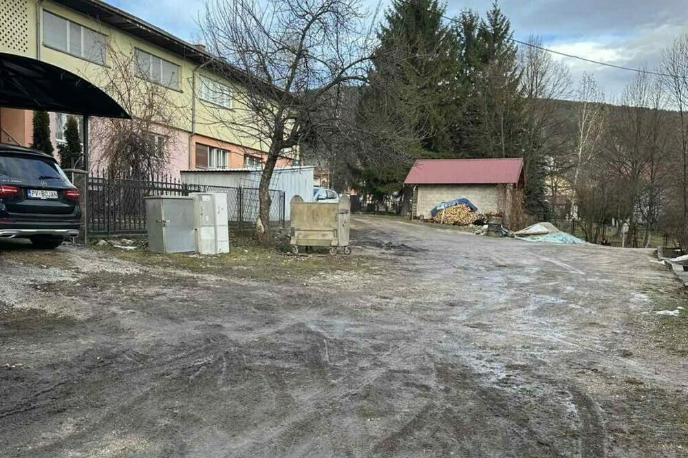 Blatnjava ulica na nekoliko stotina metara od grada, Foto: Goran Malidžan