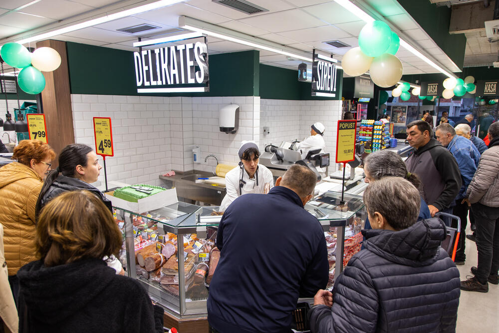 <p>Prijestonica je danas postala bogatija za još jedno moderno mjesto za kupovinu &ndash; Aroma market u zgradi Meliora Homes svečano je otvorio svoja vrata!</p>