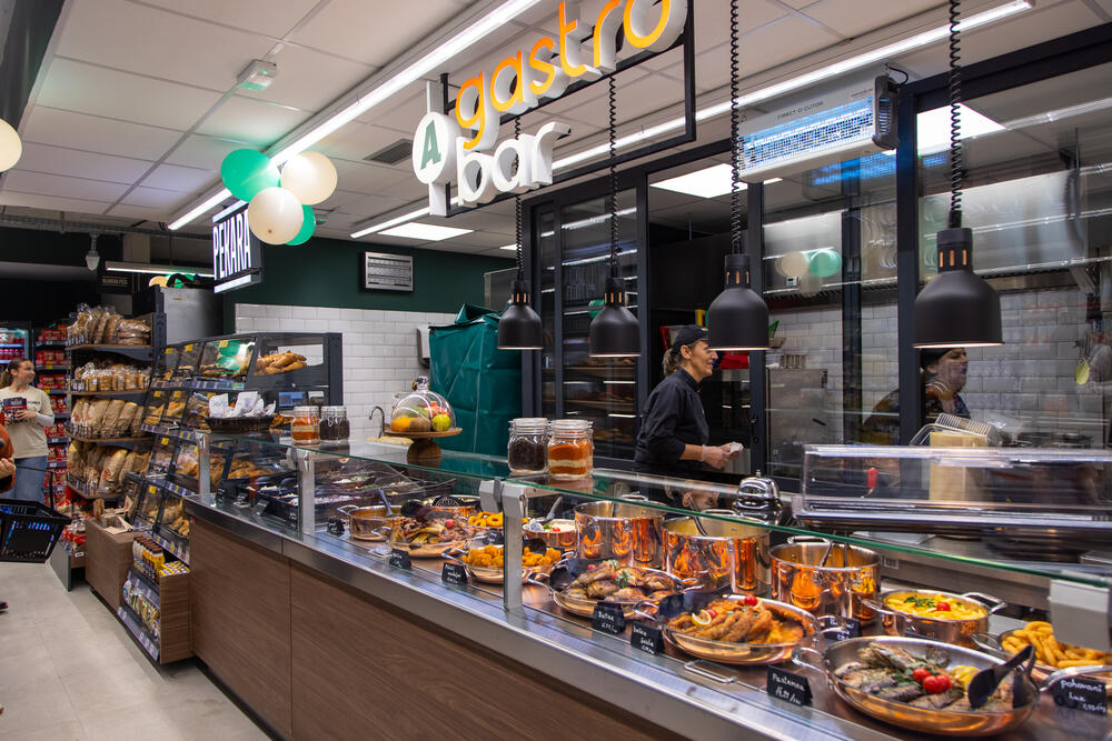 <p>Prijestonica je danas postala bogatija za još jedno moderno mjesto za kupovinu &ndash; Aroma market u zgradi Meliora Homes svečano je otvorio svoja vrata!</p>