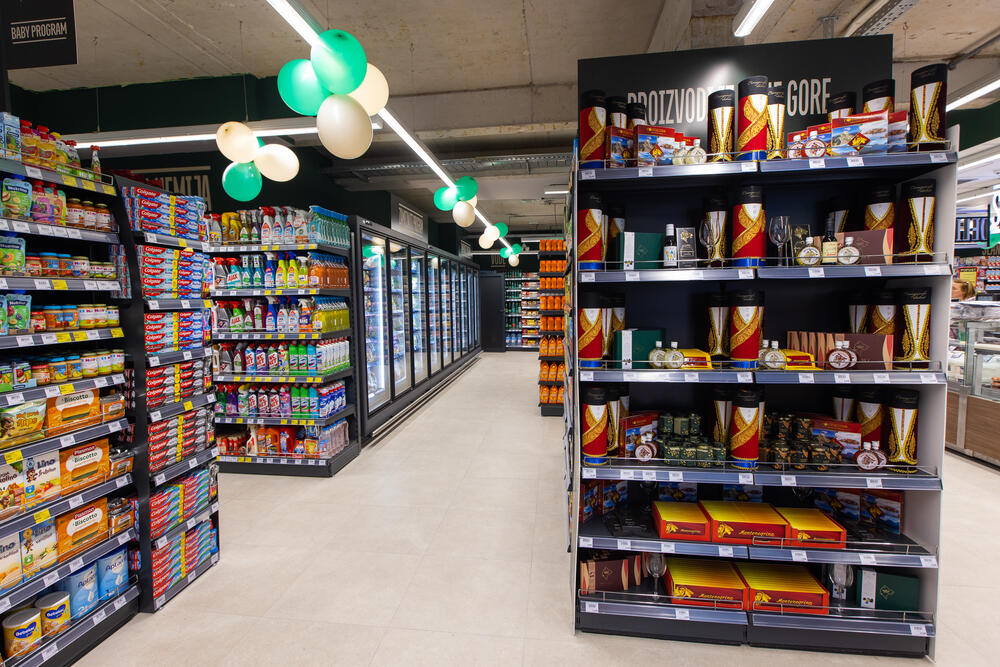 <p>Prijestonica je danas postala bogatija za još jedno moderno mjesto za kupovinu &ndash; Aroma market u zgradi Meliora Homes svečano je otvorio svoja vrata!</p>