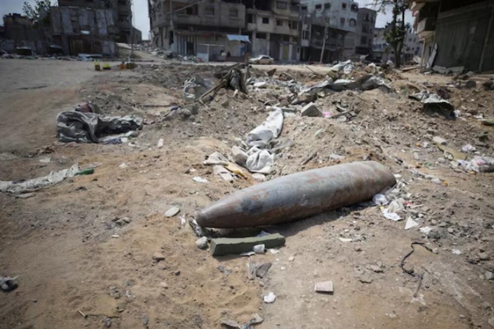 Neeksplodirana izraelska raketa među ruševinama na sjeveru Gaze, Foto: Reuters