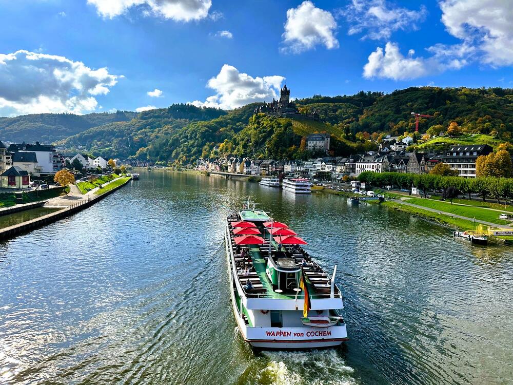 Izletnički brod u blizini Kohema