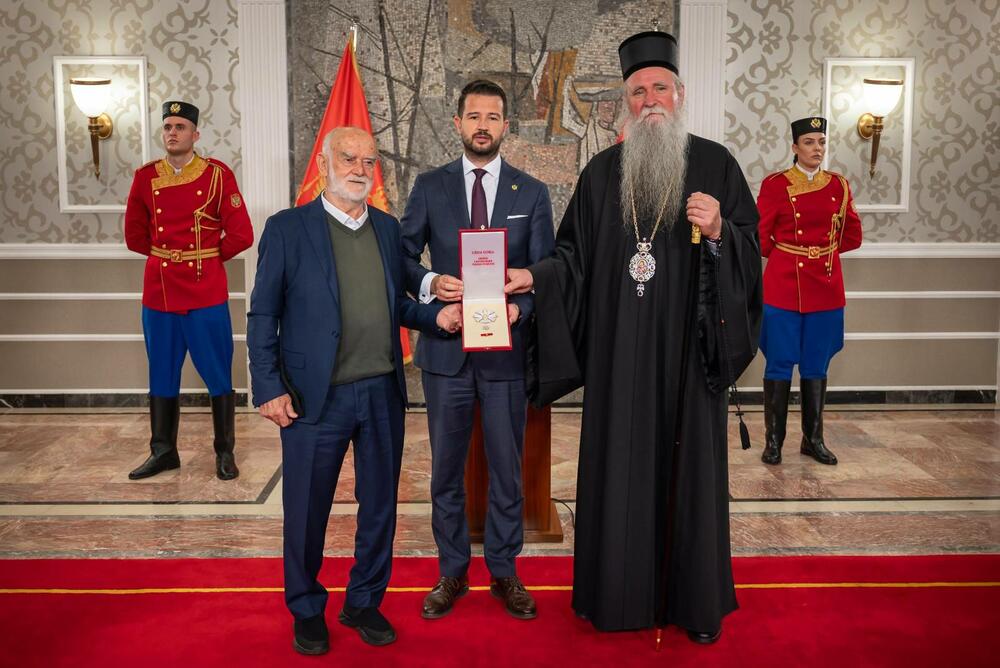 Milatović dodijelio posthumno Amfilohiju Orden Crnogorske velike...