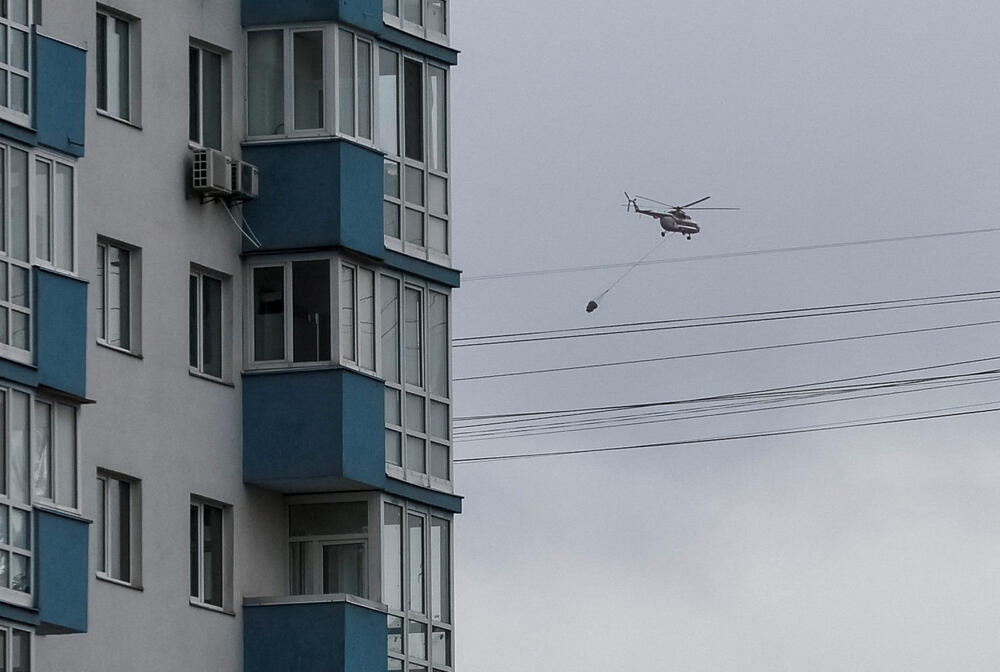 <p>Prema navodima gradskih vlasti, napad u Kijevu izazvao je više požara i oštetio stambenu infrastrukturu, uključujući i jedan vrtić</p>