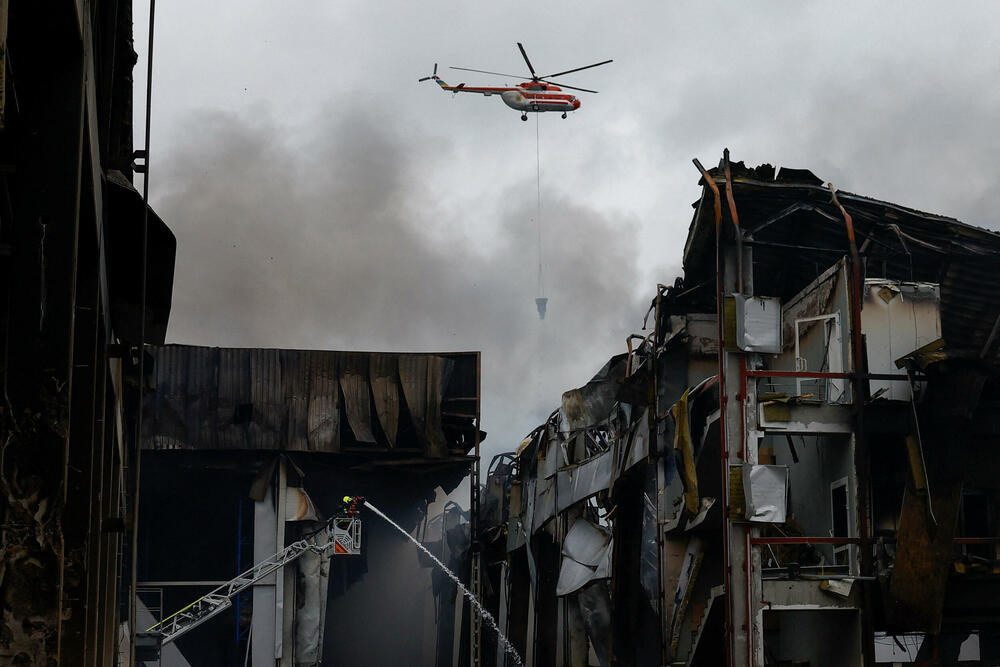 <p>Prema navodima gradskih vlasti, napad u Kijevu izazvao je više požara i oštetio stambenu infrastrukturu, uključujući i jedan vrtić</p>
