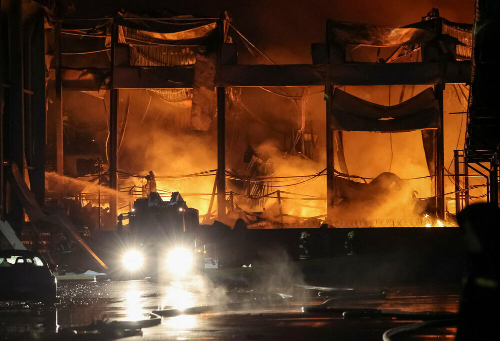 <p>Prema navodima gradskih vlasti, napad u Kijevu izazvao je više požara i oštetio stambenu infrastrukturu, uključujući i jedan vrtić</p>