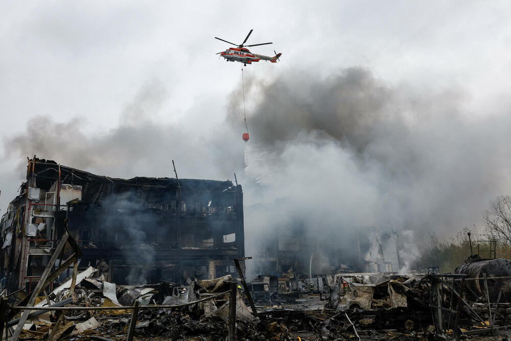 <p>Prema navodima gradskih vlasti, napad u Kijevu izazvao je više požara i oštetio stambenu infrastrukturu, uključujući i jedan vrtić</p>