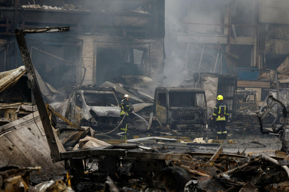 <p>Prema navodima gradskih vlasti, napad u Kijevu izazvao je više požara i oštetio stambenu infrastrukturu, uključujući i jedan vrtić</p>