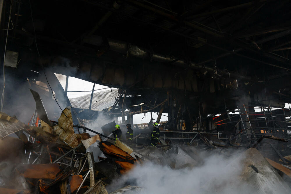 <p>Prema navodima gradskih vlasti, napad u Kijevu izazvao je više požara i oštetio stambenu infrastrukturu, uključujući i jedan vrtić</p>