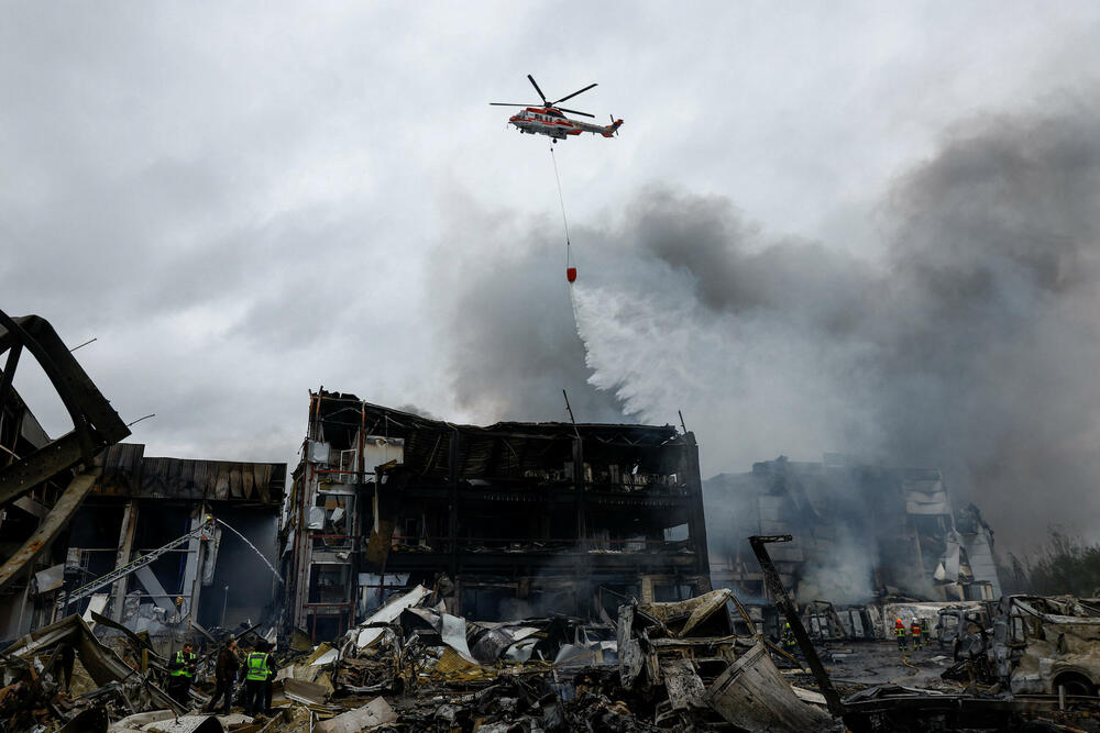 <p>Prema navodima gradskih vlasti, napad u Kijevu izazvao je više požara i oštetio stambenu infrastrukturu, uključujući i jedan vrtić</p>