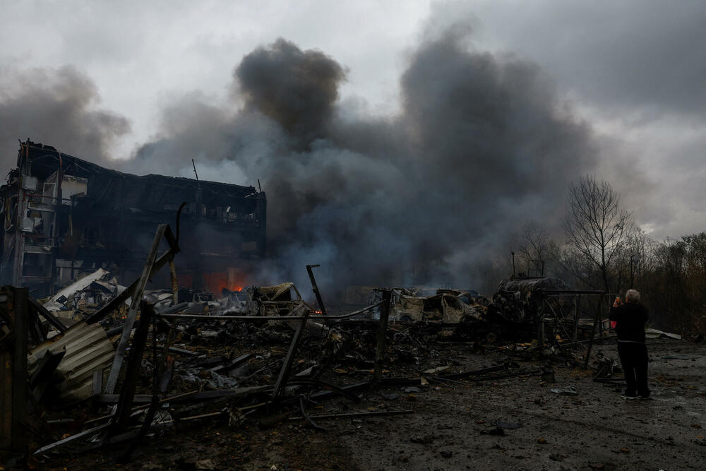 <p>Prema navodima gradskih vlasti, napad u Kijevu izazvao je više požara i oštetio stambenu infrastrukturu, uključujući i jedan vrtić</p>