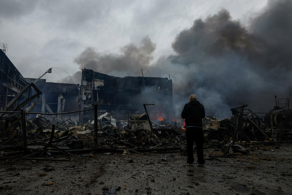 <p>Prema navodima gradskih vlasti, napad u Kijevu izazvao je više požara i oštetio stambenu infrastrukturu, uključujući i jedan vrtić</p>