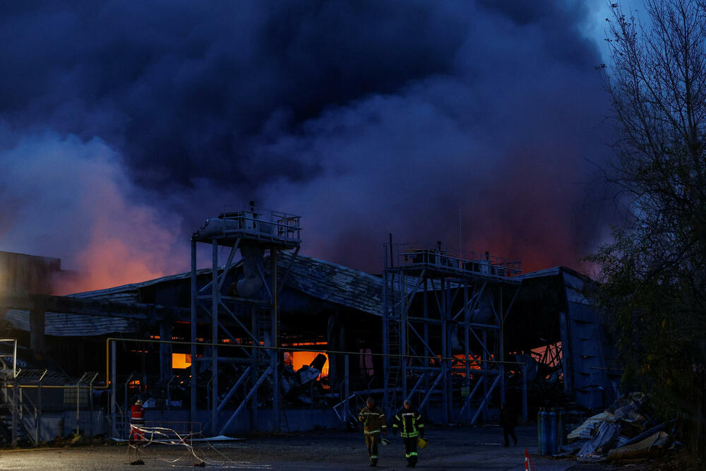 <p>Prema navodima gradskih vlasti, napad u Kijevu izazvao je više požara i oštetio stambenu infrastrukturu, uključujući i jedan vrtić</p>
