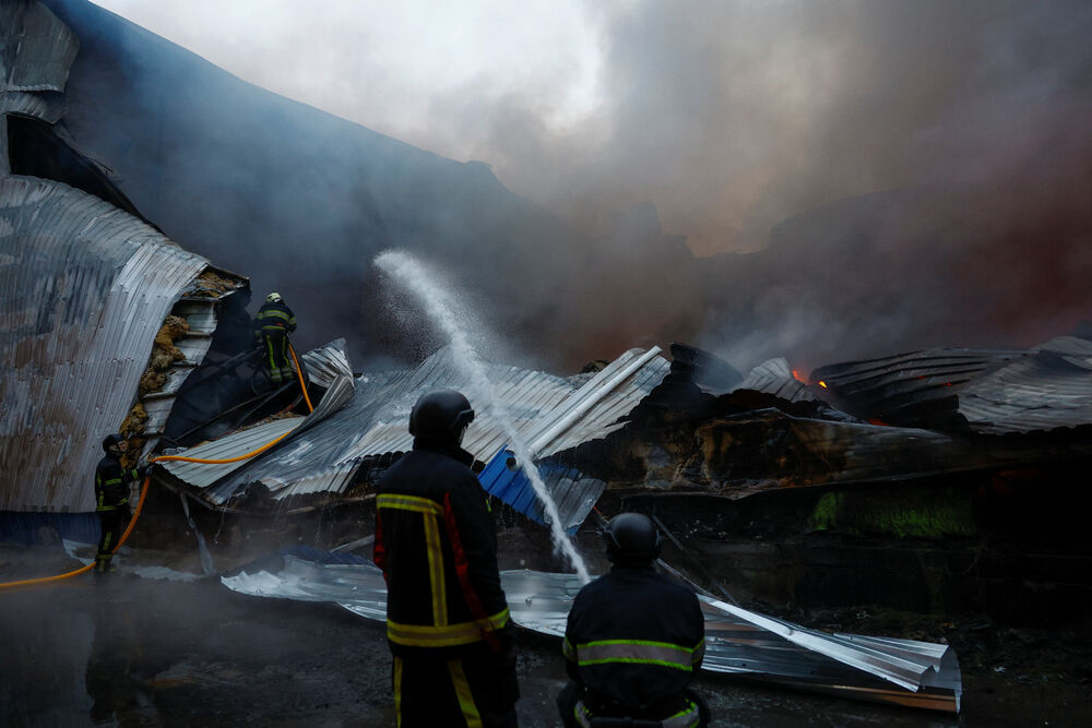 <p>Prema navodima gradskih vlasti, napad u Kijevu izazvao je više požara i oštetio stambenu infrastrukturu, uključujući i jedan vrtić</p>