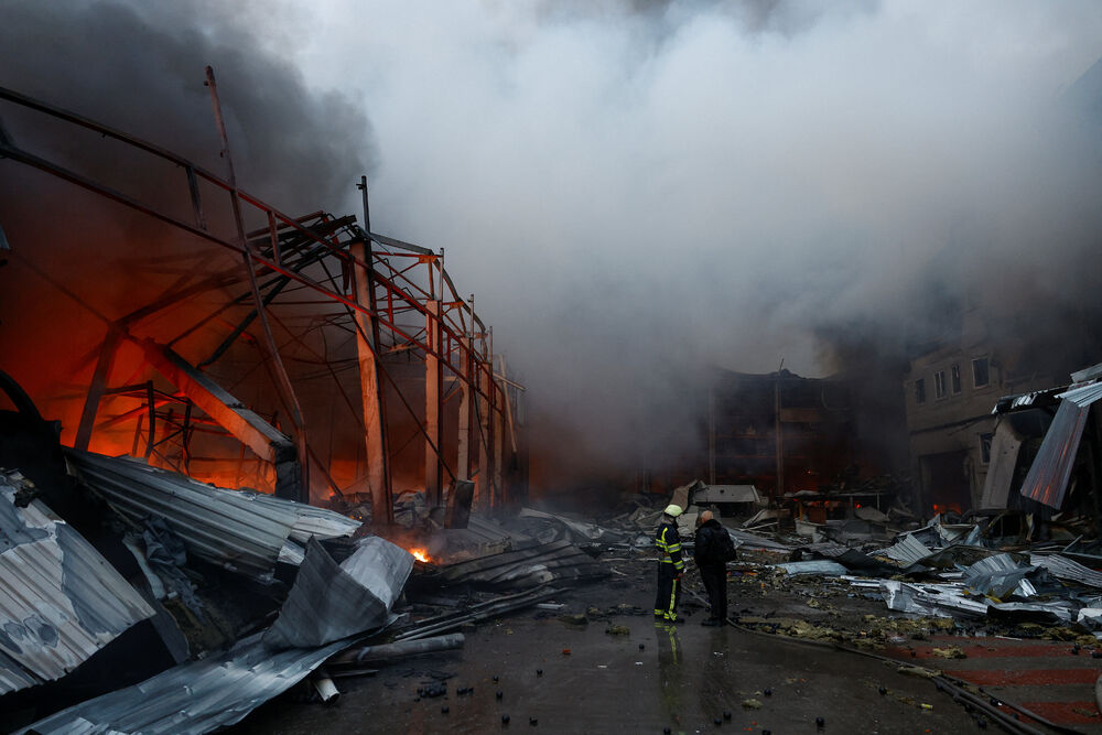 <p>Prema navodima gradskih vlasti, napad u Kijevu izazvao je više požara i oštetio stambenu infrastrukturu, uključujući i jedan vrtić</p>