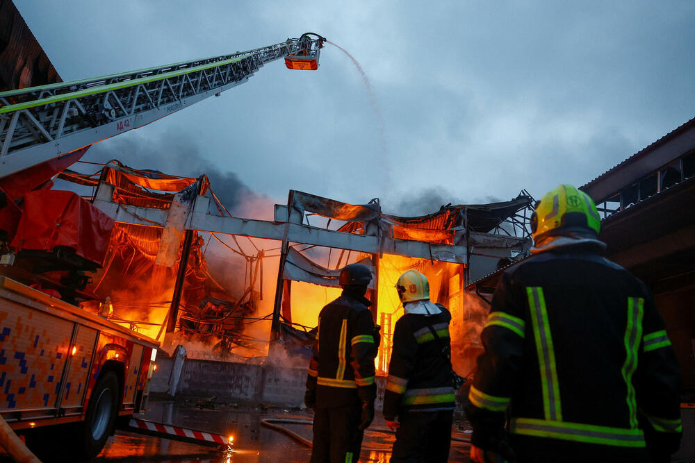 <p>Prema navodima gradskih vlasti, napad u Kijevu izazvao je više požara i oštetio stambenu infrastrukturu, uključujući i jedan vrtić</p>