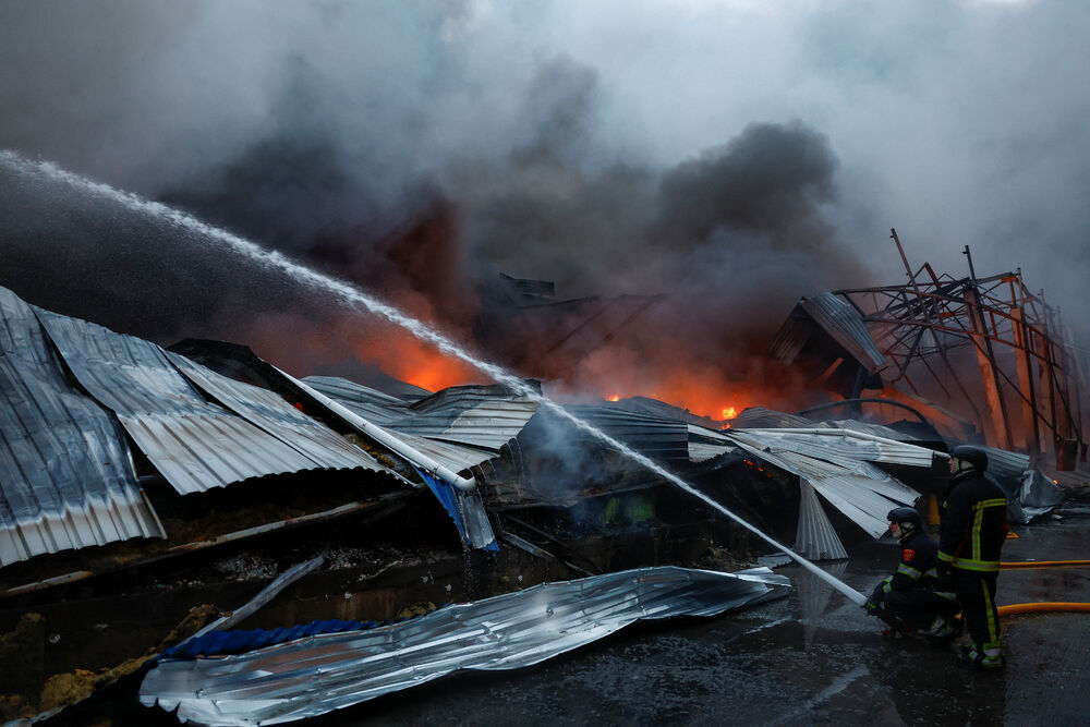 <p>Prema navodima gradskih vlasti, napad u Kijevu izazvao je više požara i oštetio stambenu infrastrukturu, uključujući i jedan vrtić</p>