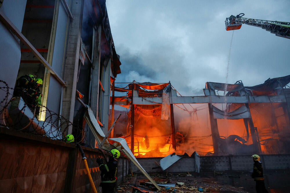 <p>Prema navodima gradskih vlasti, napad u Kijevu izazvao je više požara i oštetio stambenu infrastrukturu, uključujući i jedan vrtić</p>