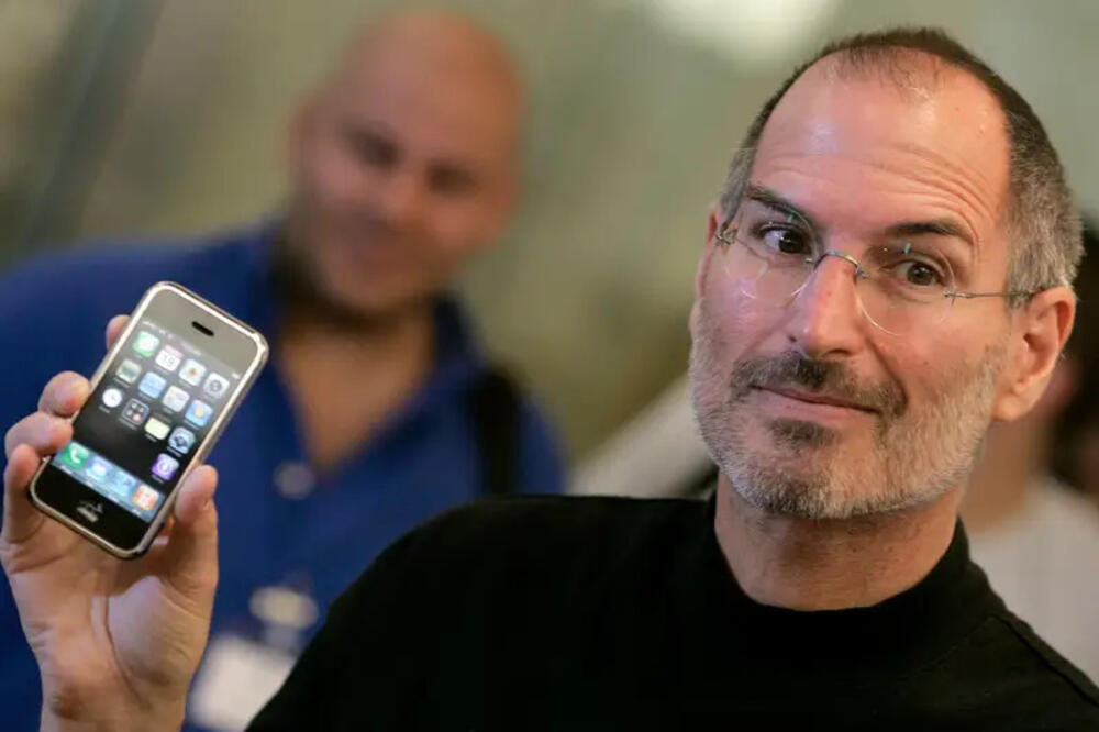 Stiv Džobs sa prvim ajfonom 2007., Foto: Rojters