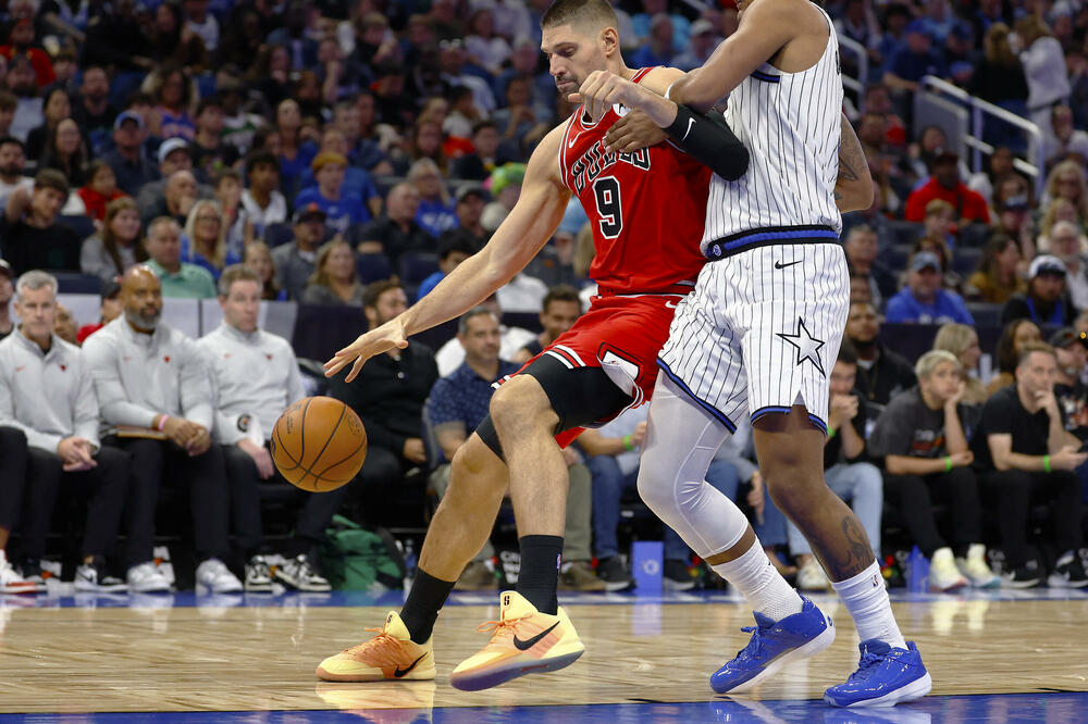 Vučević je pravio probleme odbrani domaćina: Duel sa Bankerom, Foto: REUTERS