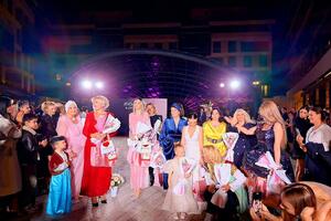 Ružičaste dame na crvenom tepihu