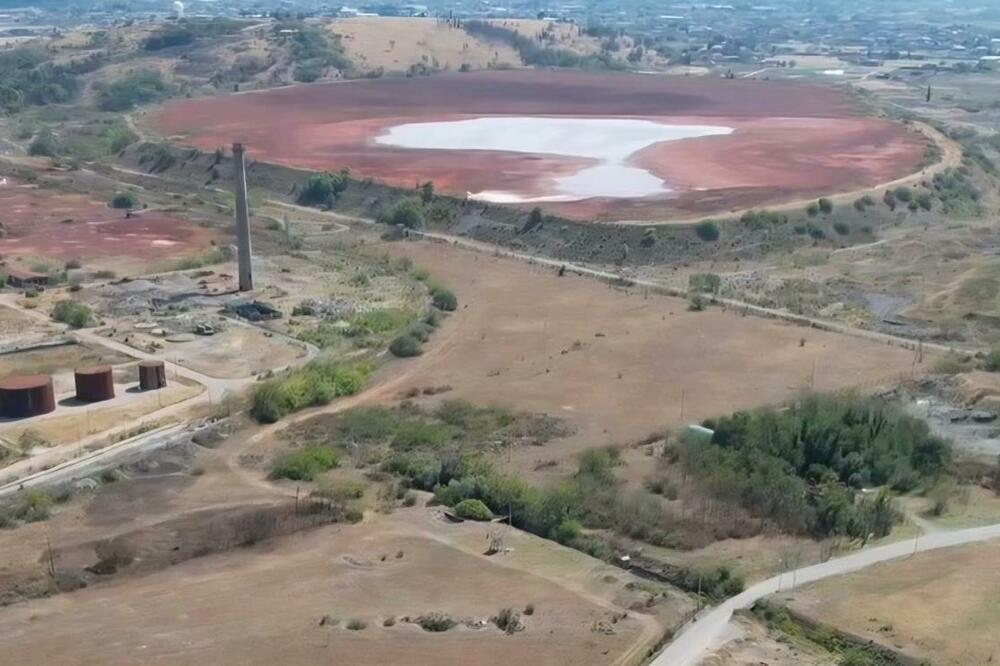 Bazen crvenog mulja nekadašnjeg KAP-a pun teških metala, Foto: Aleksandar Dragičević