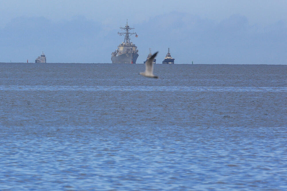 <p>USS Grejvili, razarač sa vođenim raketama stigao je u glavni grad karipske države dok se nosač aviona USS Džerald R. Ford približava Venecueli</p>