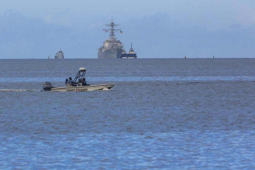 <p>USS Grejvili, razarač sa vođenim raketama stigao je u glavni grad karipske države dok se nosač aviona USS Džerald R. Ford približava Venecueli</p>
