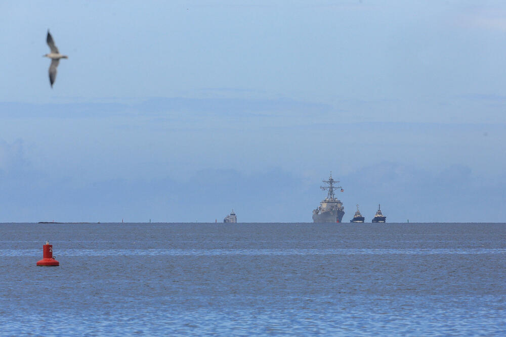 <p>USS Grejvili, razarač sa vođenim raketama stigao je u glavni grad karipske države dok se nosač aviona USS Džerald R. Ford približava Venecueli</p>