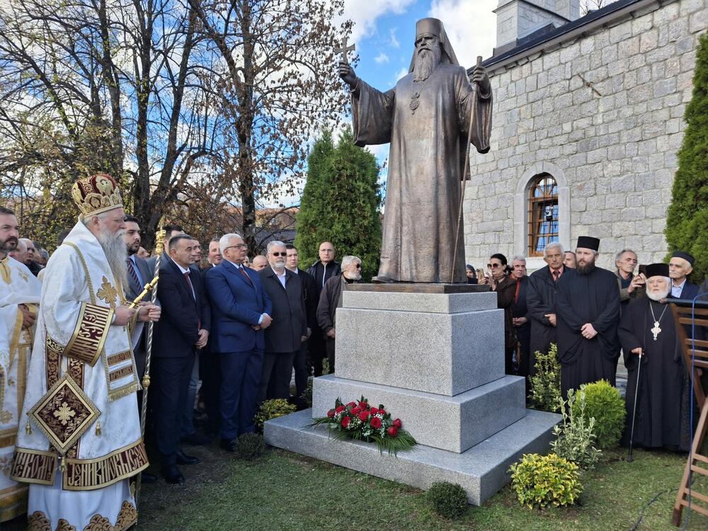 <p>Spomenik je osveštao mitropolit crnogorsko-primorski Joanikije, a na svečanosti su govorili predsjednik Opštine Kolašin Petko Bakić i srpski književnik Matija Bećković</p>