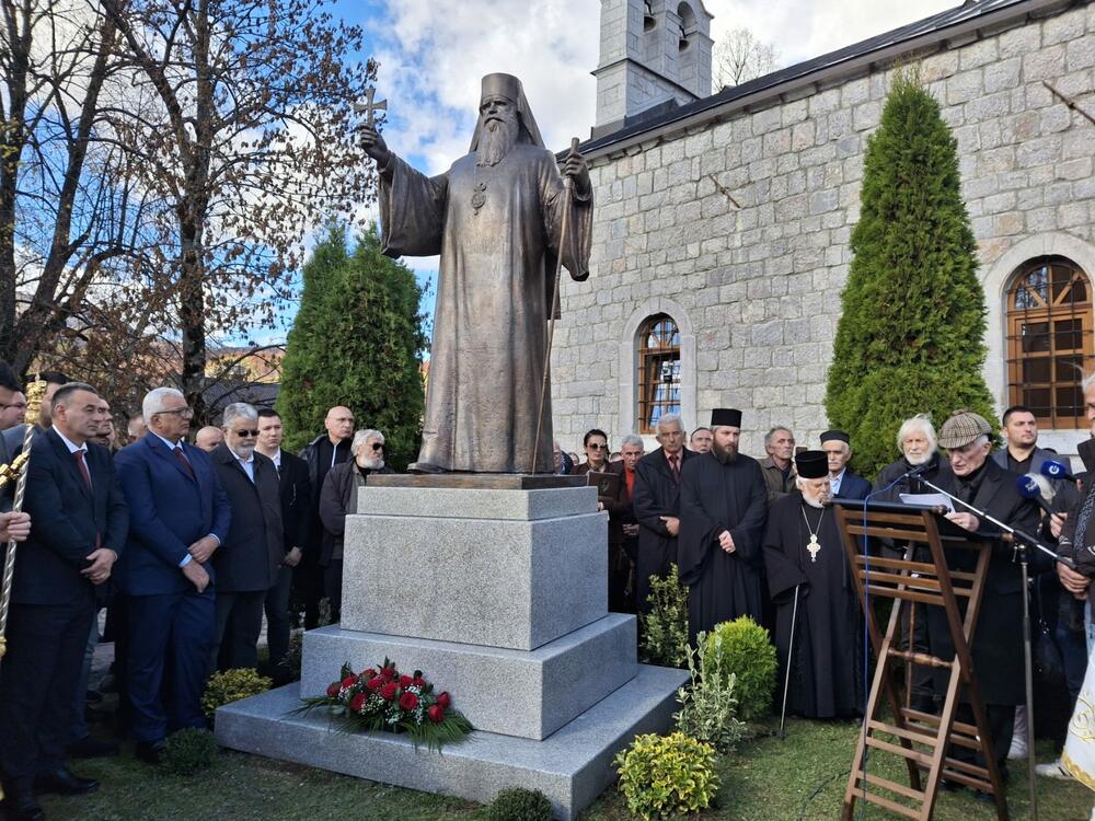 <p>Spomenik je osveštao mitropolit crnogorsko-primorski Joanikije, a na svečanosti su govorili predsjednik Opštine Kolašin Petko Bakić i srpski književnik Matija Bećković</p>
