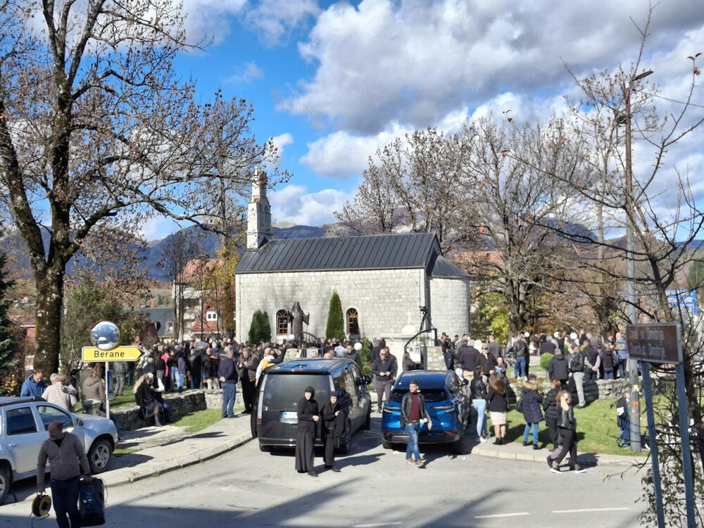 <p>Spomenik je osveštao mitropolit crnogorsko-primorski Joanikije, a na svečanosti su govorili predsjednik Opštine Kolašin Petko Bakić i srpski književnik Matija Bećković</p>