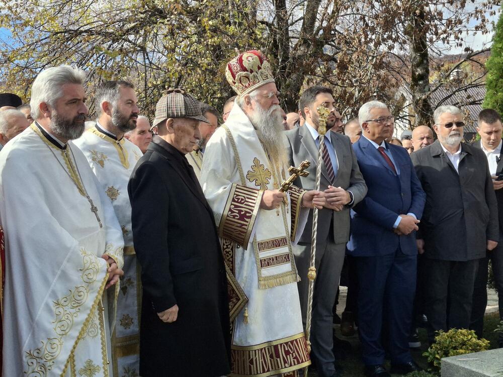 <p>Spomenik je osveštao mitropolit crnogorsko-primorski Joanikije, a na svečanosti su govorili predsjednik Opštine Kolašin Petko Bakić i srpski književnik Matija Bećković</p>