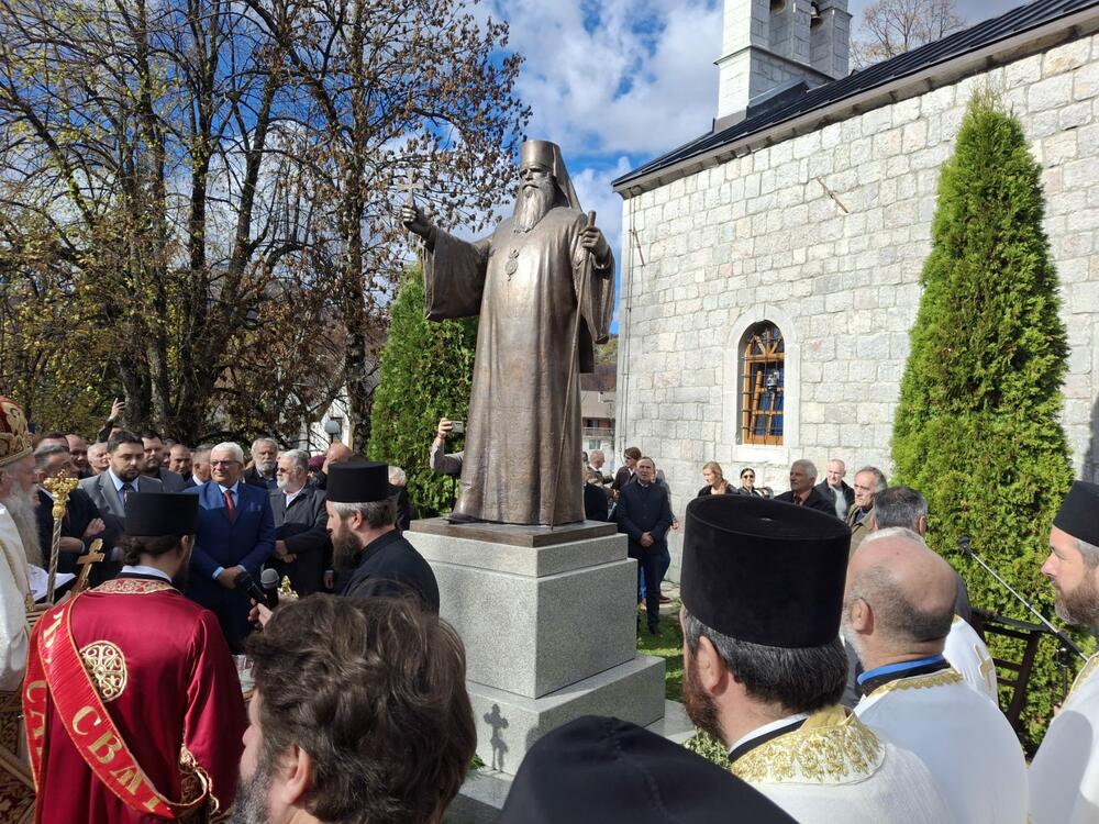 <p>Spomenik je osveštao mitropolit crnogorsko-primorski Joanikije, a na svečanosti su govorili predsjednik Opštine Kolašin Petko Bakić i srpski književnik Matija Bećković</p>