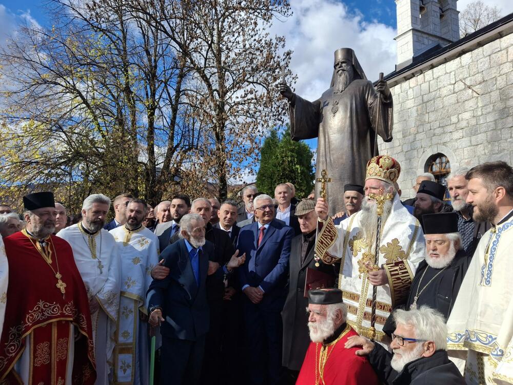 <p>Spomenik je osveštao mitropolit crnogorsko-primorski Joanikije, a na svečanosti su govorili predsjednik Opštine Kolašin Petko Bakić i srpski književnik Matija Bećković</p>