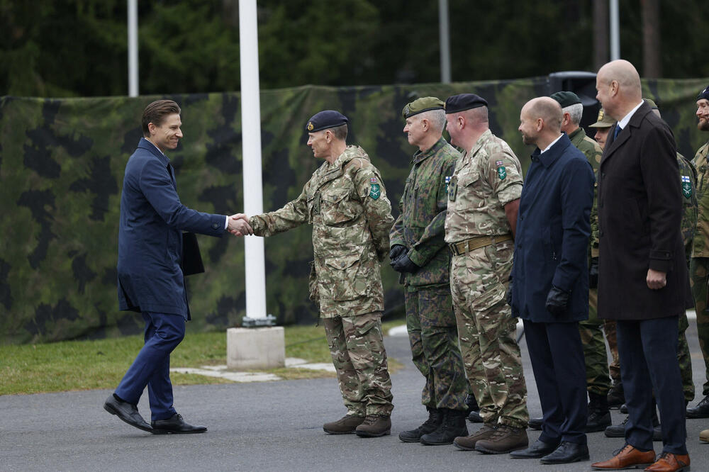 Hakanen sa NATO vojnicima, Foto: REUTERS