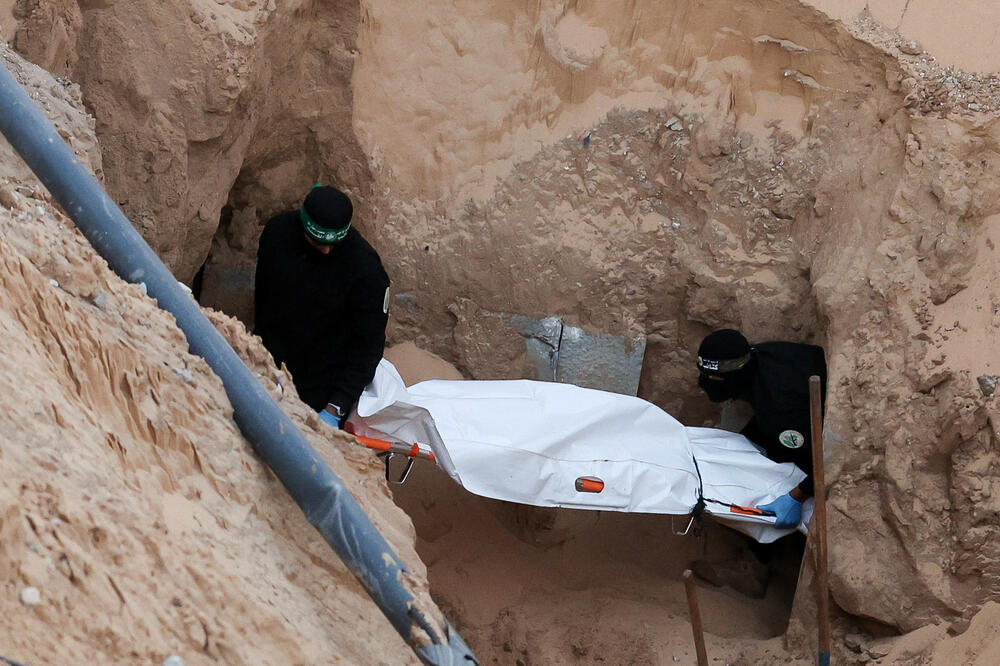 Pripadnici Hamasa iznose tijelo u potrazi za stradalim izraelskim taocima, Foto: Rojters