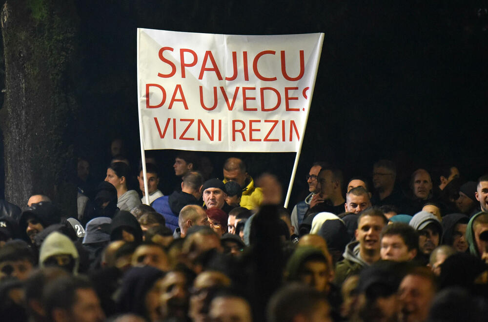 <p><!--StartFragment -->Večeras je ispred zgrade Vlade u Podgorici održan nenajavljeni skup protiv migranata. Do protesta je došlo nakon ranjavanja Podgoričanina u nedjelju veče u kome su, prema navodima iz Uprave policije, učestvovali državljani Azerbejdžana i Turske.</p>  <p><!--EndFragment --></p>