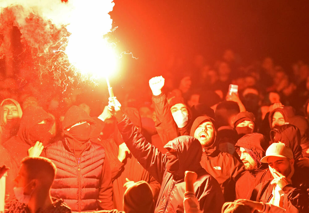 <p><!--StartFragment -->Večeras je ispred zgrade Vlade u Podgorici održan nenajavljeni skup protiv migranata. Do protesta je došlo nakon ranjavanja Podgoričanina u nedjelju veče u kome su, prema navodima iz Uprave policije, učestvovali državljani Azerbejdžana i Turske.</p>  <p><!--EndFragment --></p>