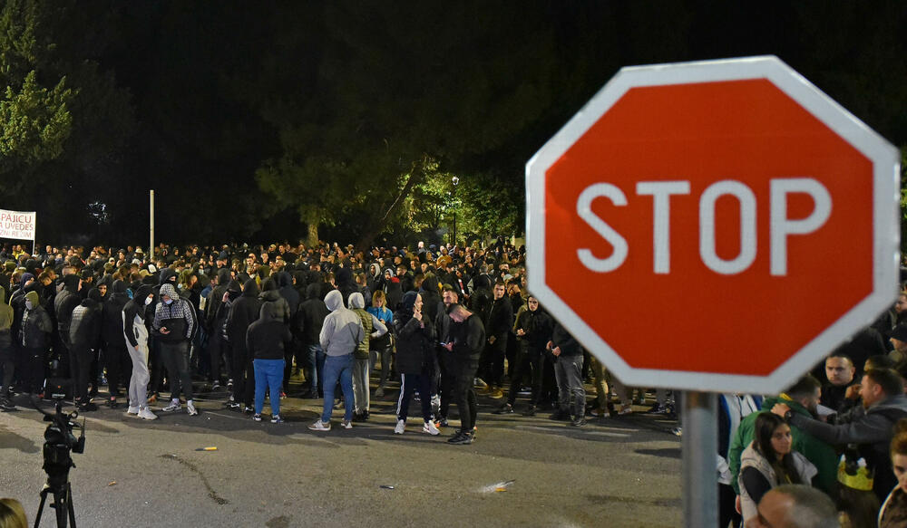 <p><!--StartFragment -->Večeras je ispred zgrade Vlade u Podgorici održan nenajavljeni skup protiv migranata. Do protesta je došlo nakon ranjavanja Podgoričanina u nedjelju veče u kome su, prema navodima iz Uprave policije, učestvovali državljani Azerbejdžana i Turske.</p>  <p><!--EndFragment --></p>