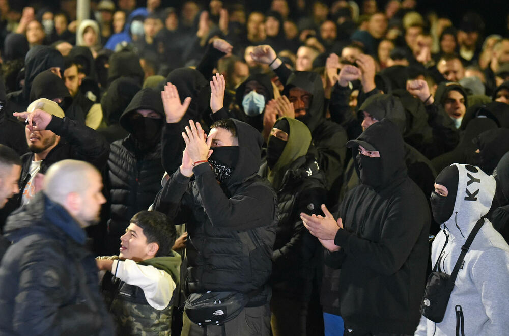 <p><!--StartFragment -->Večeras je ispred zgrade Vlade u Podgorici održan nenajavljeni skup protiv migranata. Do protesta je došlo nakon ranjavanja Podgoričanina u nedjelju veče u kome su, prema navodima iz Uprave policije, učestvovali državljani Azerbejdžana i Turske.</p>  <p><!--EndFragment --></p>