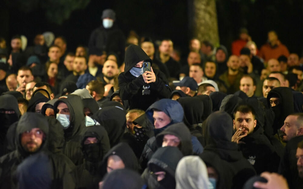 <p><!--StartFragment -->Večeras je ispred zgrade Vlade u Podgorici održan nenajavljeni skup protiv migranata. Do protesta je došlo nakon ranjavanja Podgoričanina u nedjelju veče u kome su, prema navodima iz Uprave policije, učestvovali državljani Azerbejdžana i Turske.</p>  <p><!--EndFragment --></p>