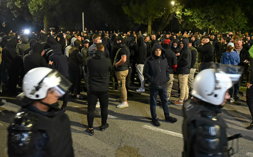 <p><!--StartFragment -->Večeras je ispred zgrade Vlade u Podgorici održan nenajavljeni skup protiv migranata. Do protesta je došlo nakon ranjavanja Podgoričanina u nedjelju veče u kome su, prema navodima iz Uprave policije, učestvovali državljani Azerbejdžana i Turske.</p>  <p><!--EndFragment --></p>