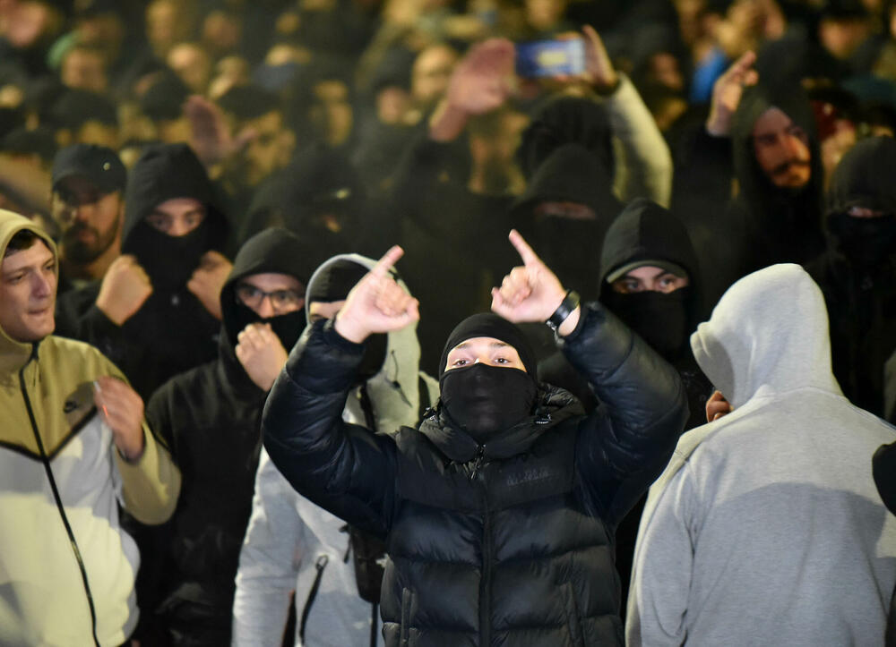 <p><!--StartFragment -->Večeras je ispred zgrade Vlade u Podgorici održan nenajavljeni skup protiv migranata. Do protesta je došlo nakon ranjavanja Podgoričanina u nedjelju veče u kome su, prema navodima iz Uprave policije, učestvovali državljani Azerbejdžana i Turske.</p>  <p><!--EndFragment --></p>