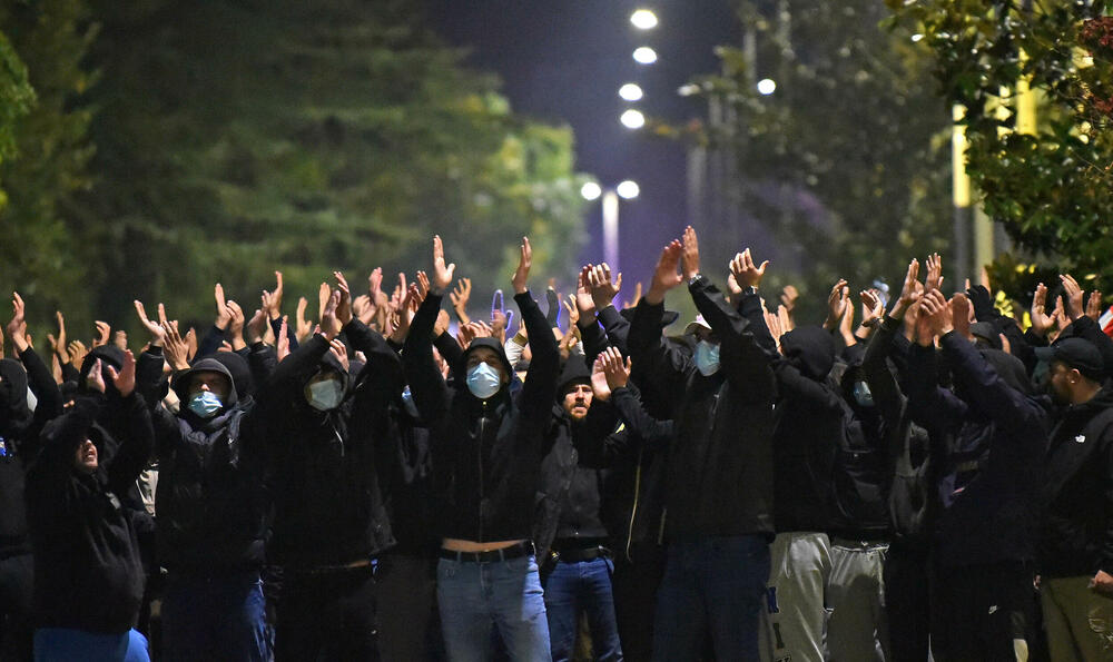 <p><!--StartFragment -->Večeras je ispred zgrade Vlade u Podgorici održan nenajavljeni skup protiv migranata. Do protesta je došlo nakon ranjavanja Podgoričanina u nedjelju veče u kome su, prema navodima iz Uprave policije, učestvovali državljani Azerbejdžana i Turske.</p>  <p><!--EndFragment --></p>