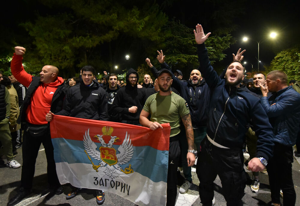 <p><!--StartFragment -->Večeras je ispred zgrade Vlade u Podgorici održan nenajavljeni skup protiv migranata. Do protesta je došlo nakon ranjavanja Podgoričanina u nedjelju veče u kome su, prema navodima iz Uprave policije, učestvovali državljani Azerbejdžana i Turske.</p>  <p><!--EndFragment --></p>