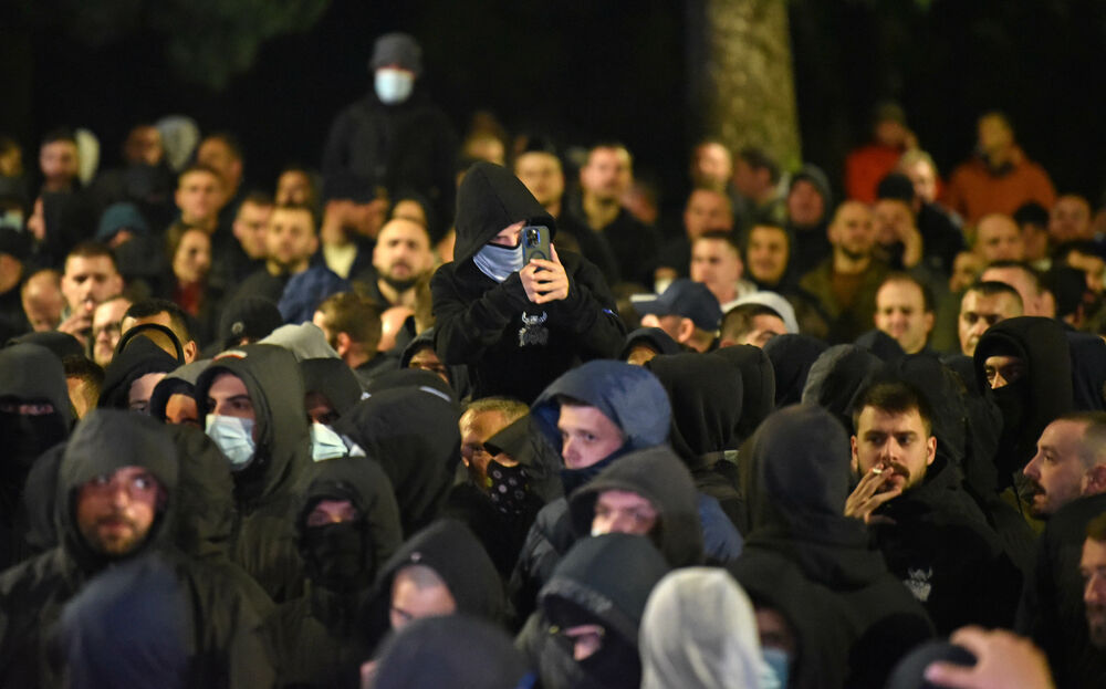 <p><!--StartFragment -->Večeras je ispred zgrade Vlade u Podgorici održan nenajavljeni skup protiv migranata. Do protesta je došlo nakon ranjavanja Podgoričanina u nedjelju veče u kome su, prema navodima iz Uprave policije, učestvovali državljani Azerbejdžana i Turske.</p>  <p><!--EndFragment --></p>