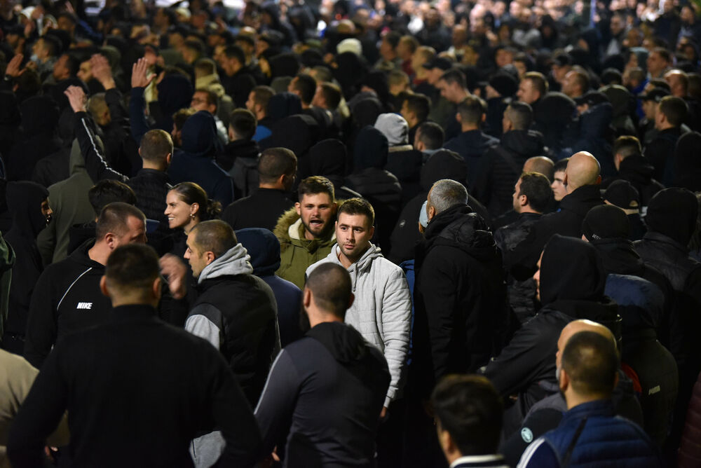 <p><!--StartFragment -->Večeras je ispred zgrade Vlade u Podgorici održan nenajavljeni skup protiv migranata. Do protesta je došlo nakon ranjavanja Podgoričanina u nedjelju veče u kome su, prema navodima iz Uprave policije, učestvovali državljani Azerbejdžana i Turske.</p>  <p><!--EndFragment --></p>